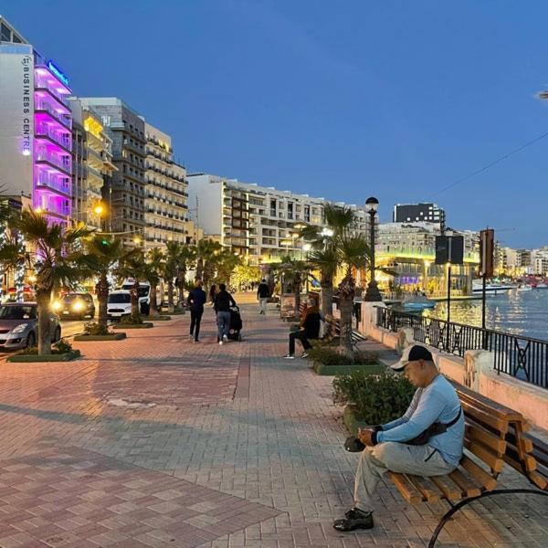 Seaside Apartment In Gzira Екстер'єр фото